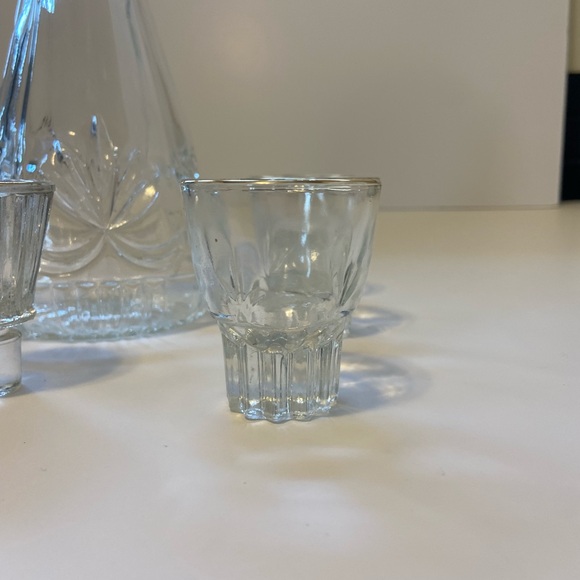 Vintage glass decanter set with 6 shot glasses and tray - Picture 5 of 10